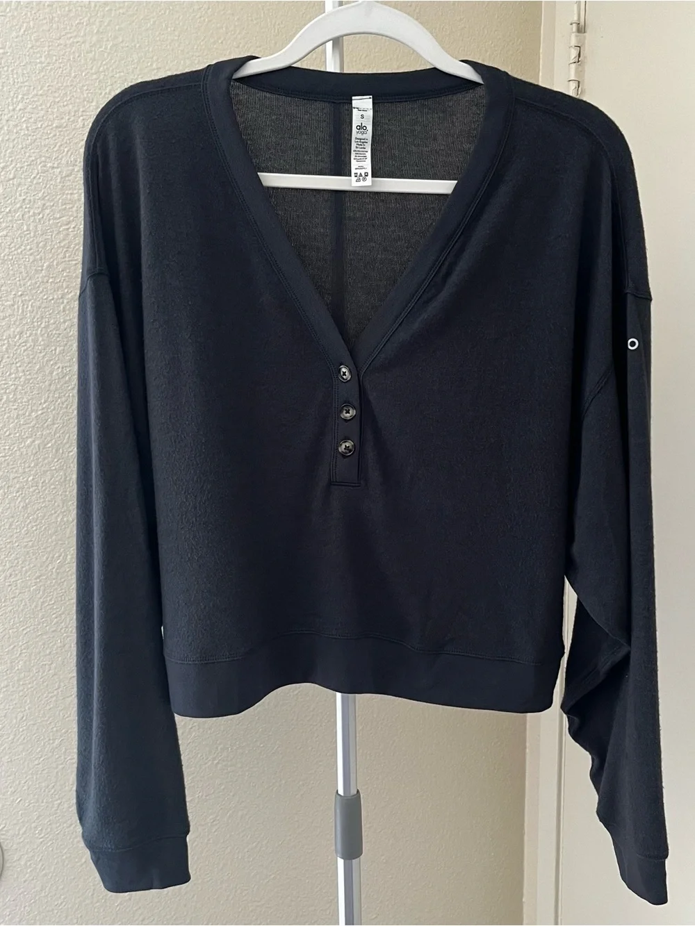 Alo Yoga Alolux Soho Cropped Henley Long Sleeve Grey Size S